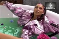 Алтынай Жолдыбаева в ванне в одежде