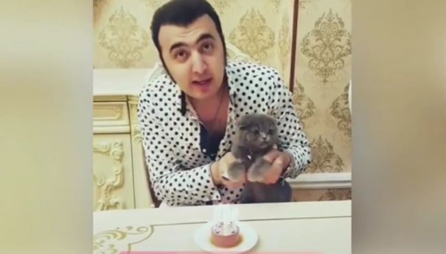 Певец Шохжахон Джураев отмечает день рождения своего кота, потушив свечу