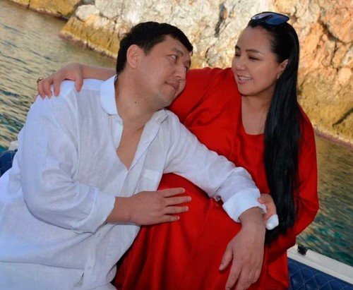 «Будь со мной, мой дорогой муж»: Алтынай Джорабаева высказалась о чувствах к мужу
