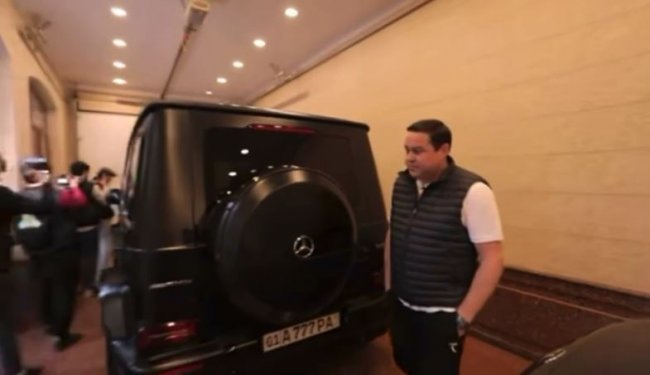Певец Рашид Халиков показал свои дорогие машины в гараже — видео